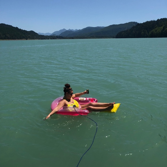 Meet your posher, Nicole! 🤙🏻💁🏼♀️ - Picture 5 of 5